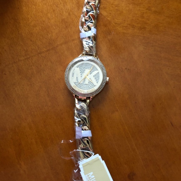 NWT MIchael Kors watch - Picture 3 of 4